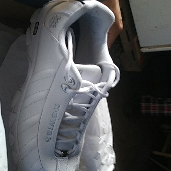 KSwiss Mens size 9 Only worn once still in great shape and condition.Asking $60 - Picture 1 of 4